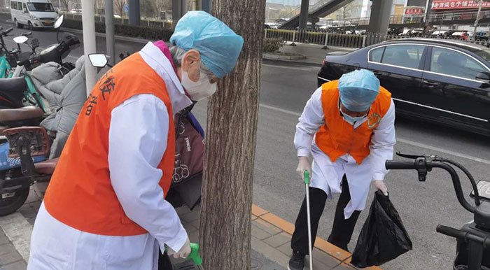 北京胸科医院退休党员开展“我为美化院区环境做贡献”志愿活动