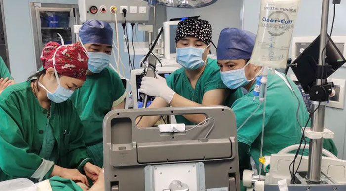 高龄胸腔巨大肿瘤患者命悬一线，北京胸科医院专家团再出手成功挽救生命