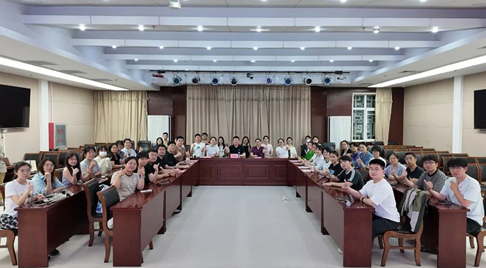 教育党支部举办首期“轻谈话·重引领”活动